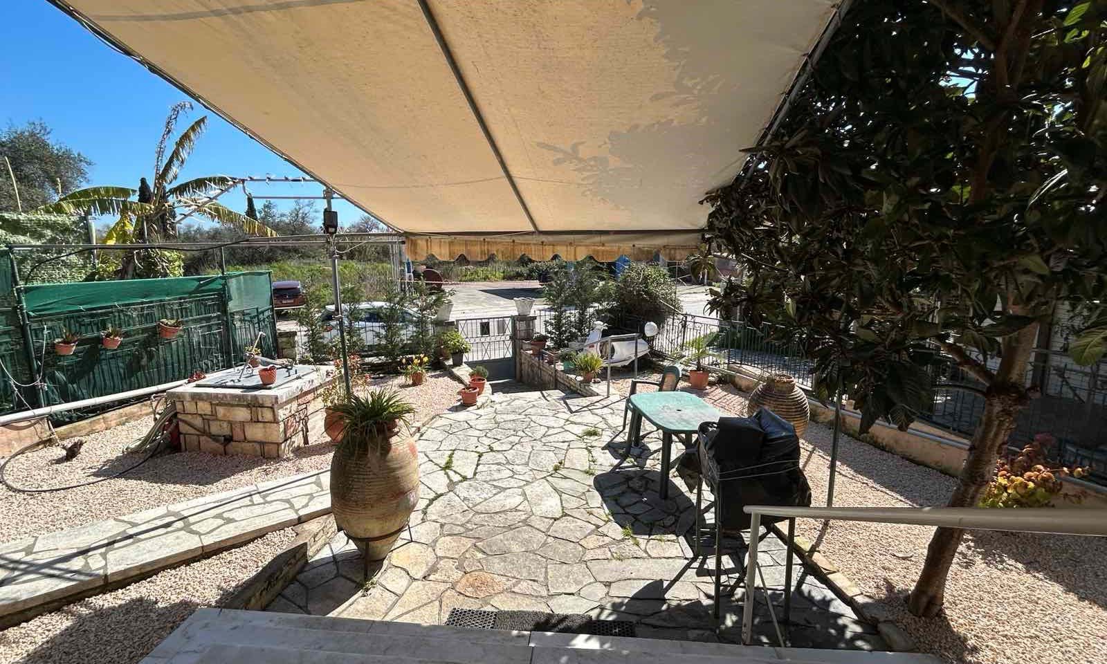Listing photograph 2 of 10 of the house in Dassia, published by Corfu Home Finders.