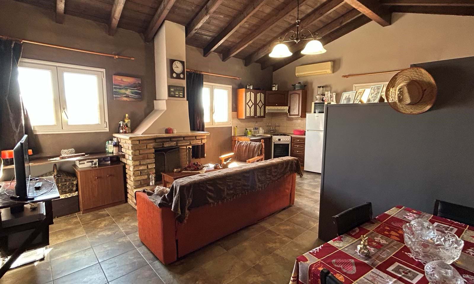 Listing photograph 5 of 10 of the house in Dassia, published by Corfu Home Finders.