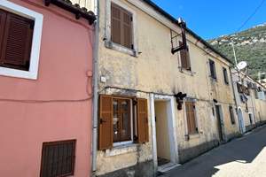 ROADSIDE HOUSE, Number 1, Skripero