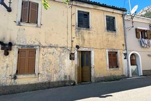 ROADSIDE HOUSE, Number 2, Skripero