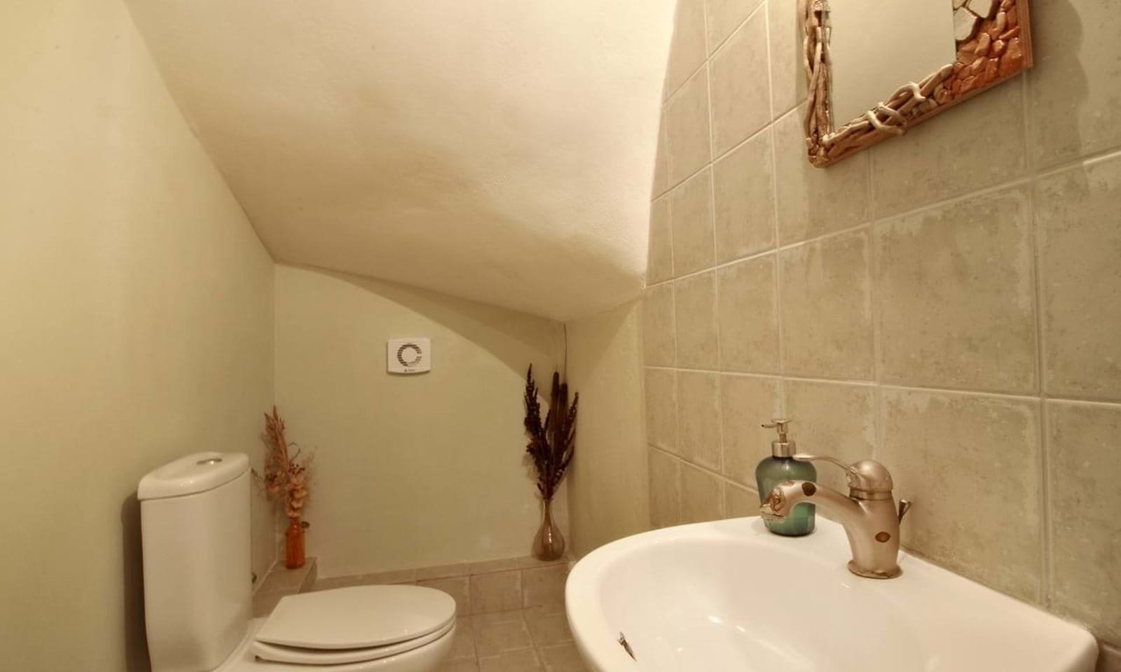 Listing photograph 8 of 19 of the house in Gastouri, published by Corfu Home Finders.