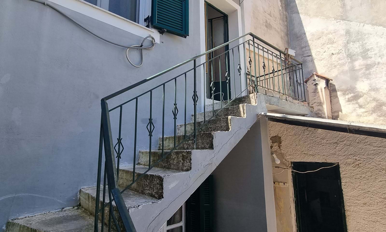 Listing photograph 2 of 12 of the house in Lefkimmi, published by Corfu Home Finders.