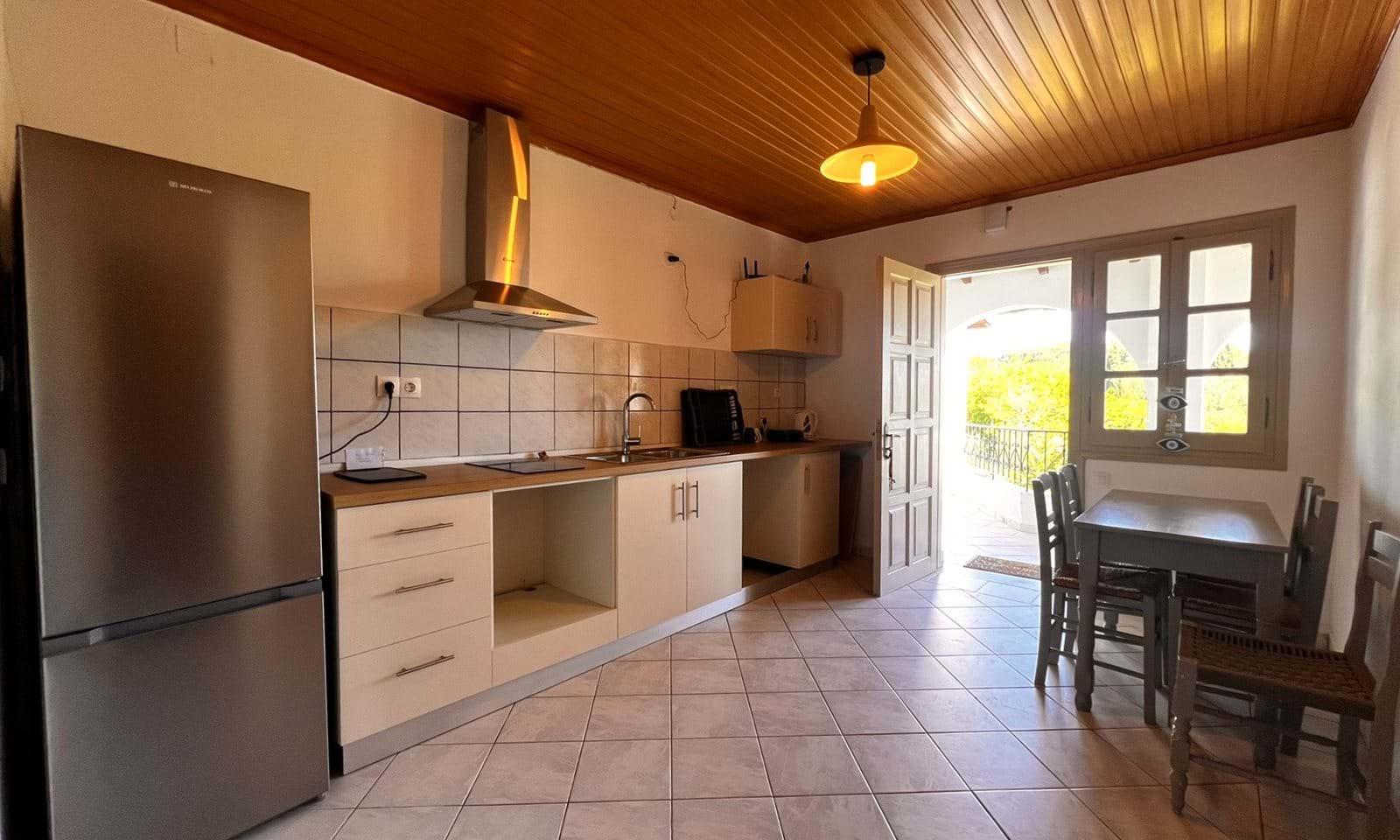 Listing photograph 4 of 12 of the apartment in Karousades, published by Corfu Home Finders.