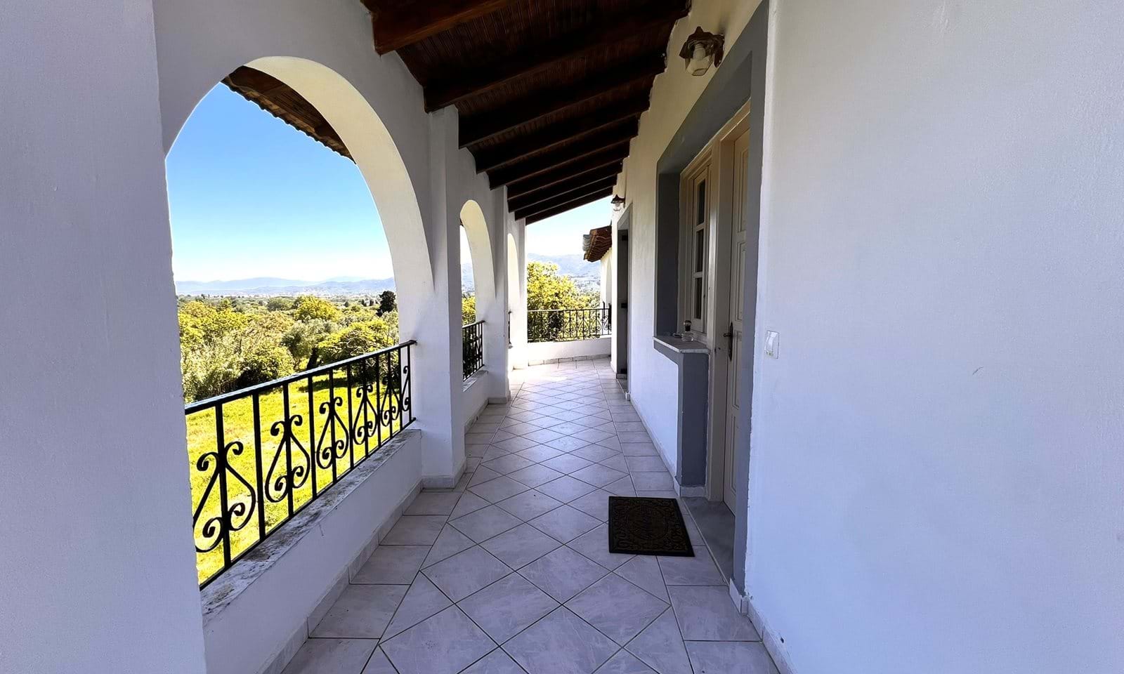 Listing photograph 11 of 12 of the apartment in Karousades, published by Corfu Home Finders.