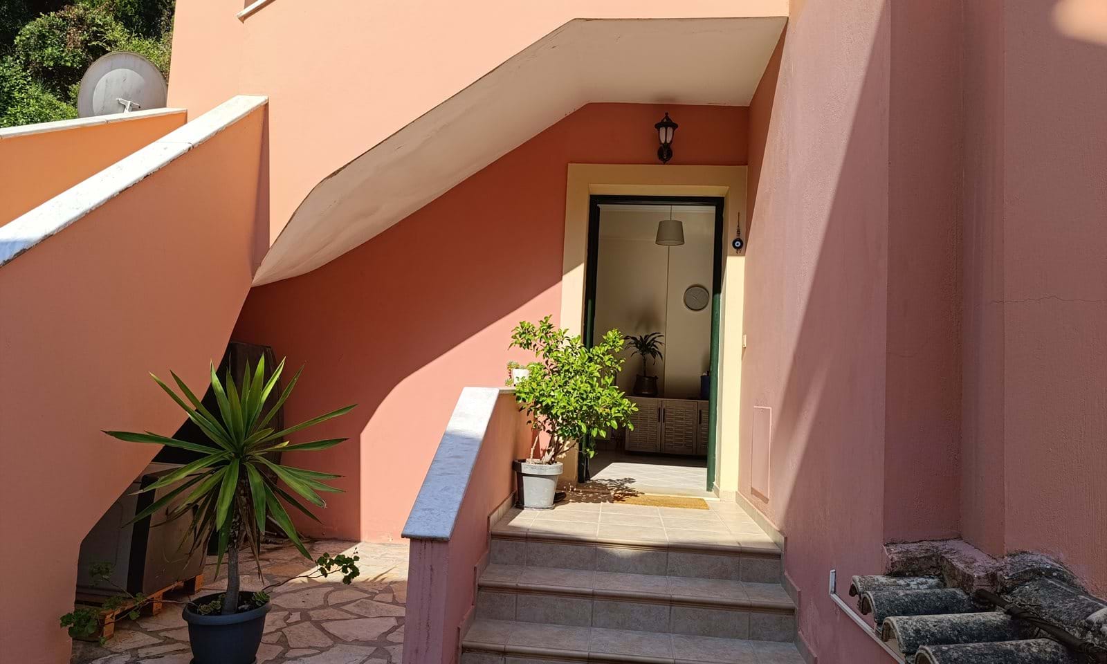 Listing photograph 2 of 7 of the apartment in Corfu Town, published by Corfu Home Finders.