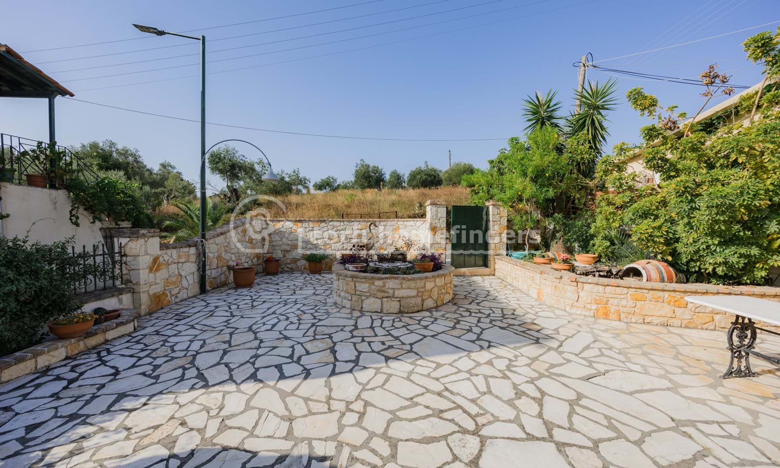 Listing photograph 4 of 25 of the house in Karousades, published by Corfu Home Finders.
