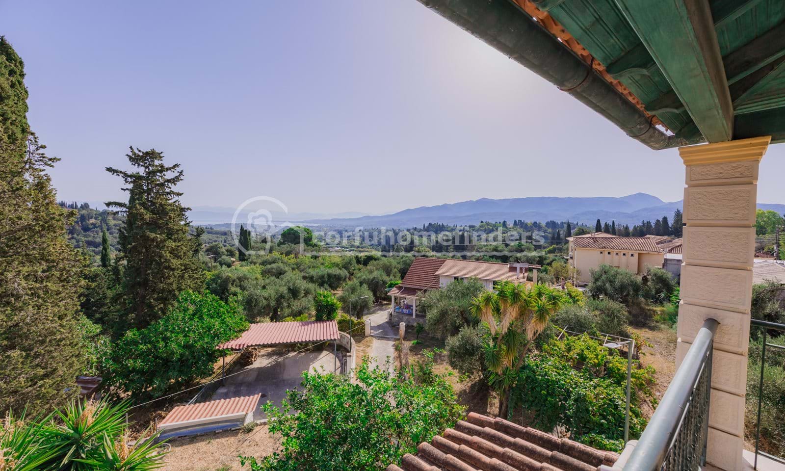 Listing photograph 18 of 25 of the house in Karousades, published by Corfu Home Finders.