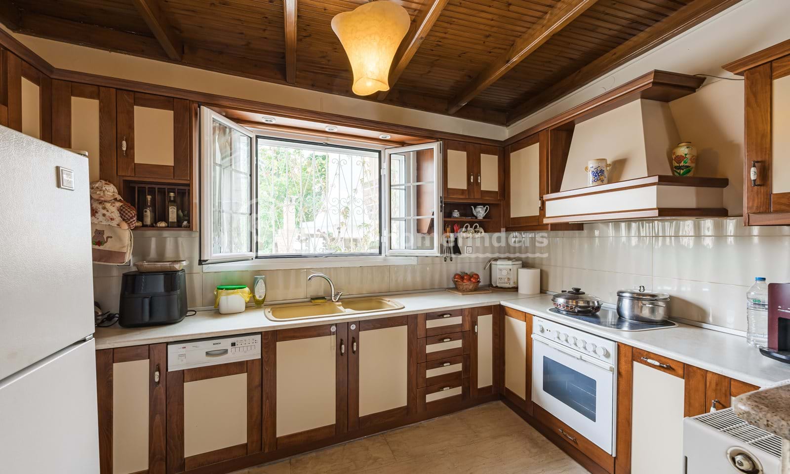 Listing photograph 8 of 25 of the house in Karousades, published by Corfu Home Finders.
