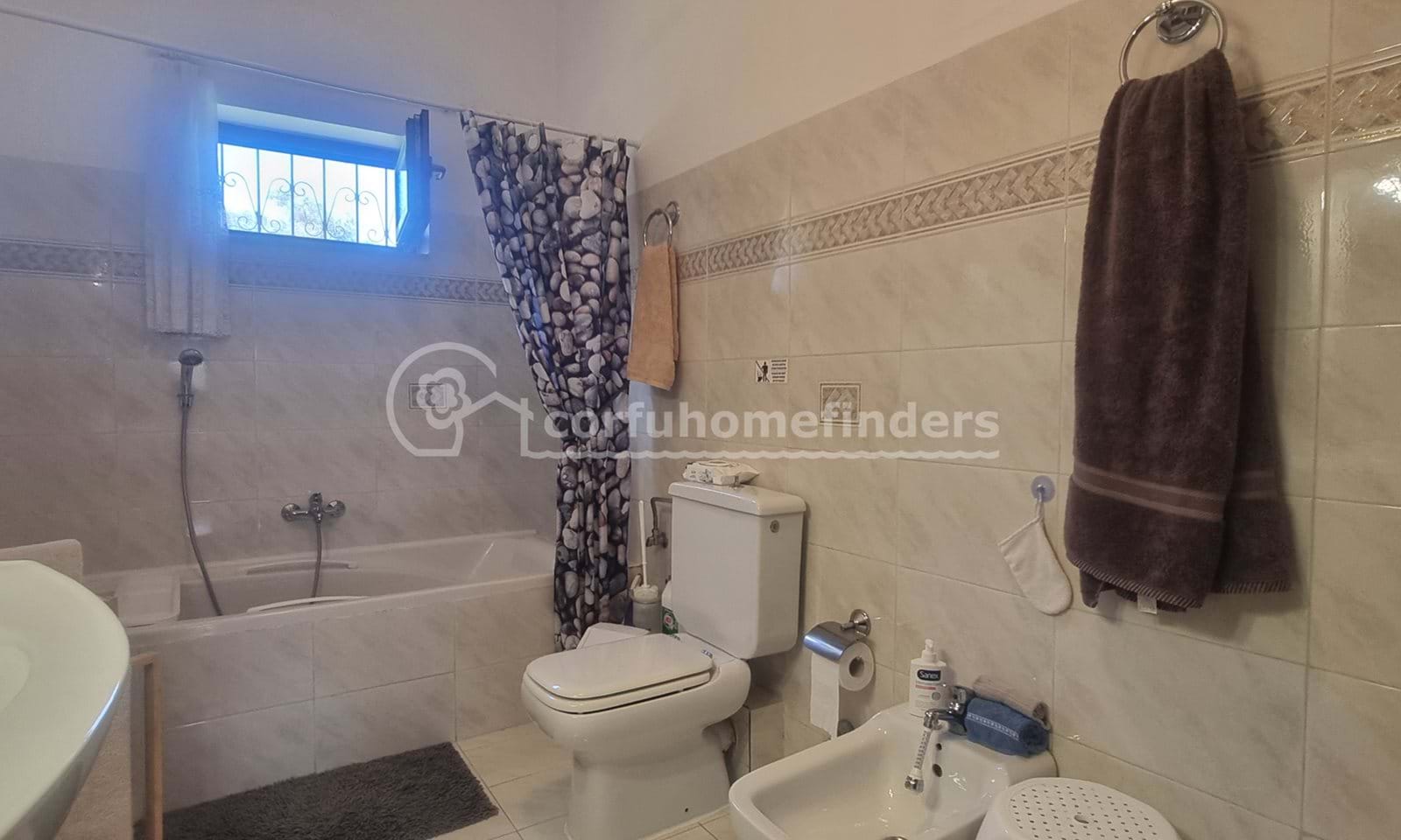 Listing photograph 13 of 25 of the house in Lefkimmi, published by Corfu Home Finders.