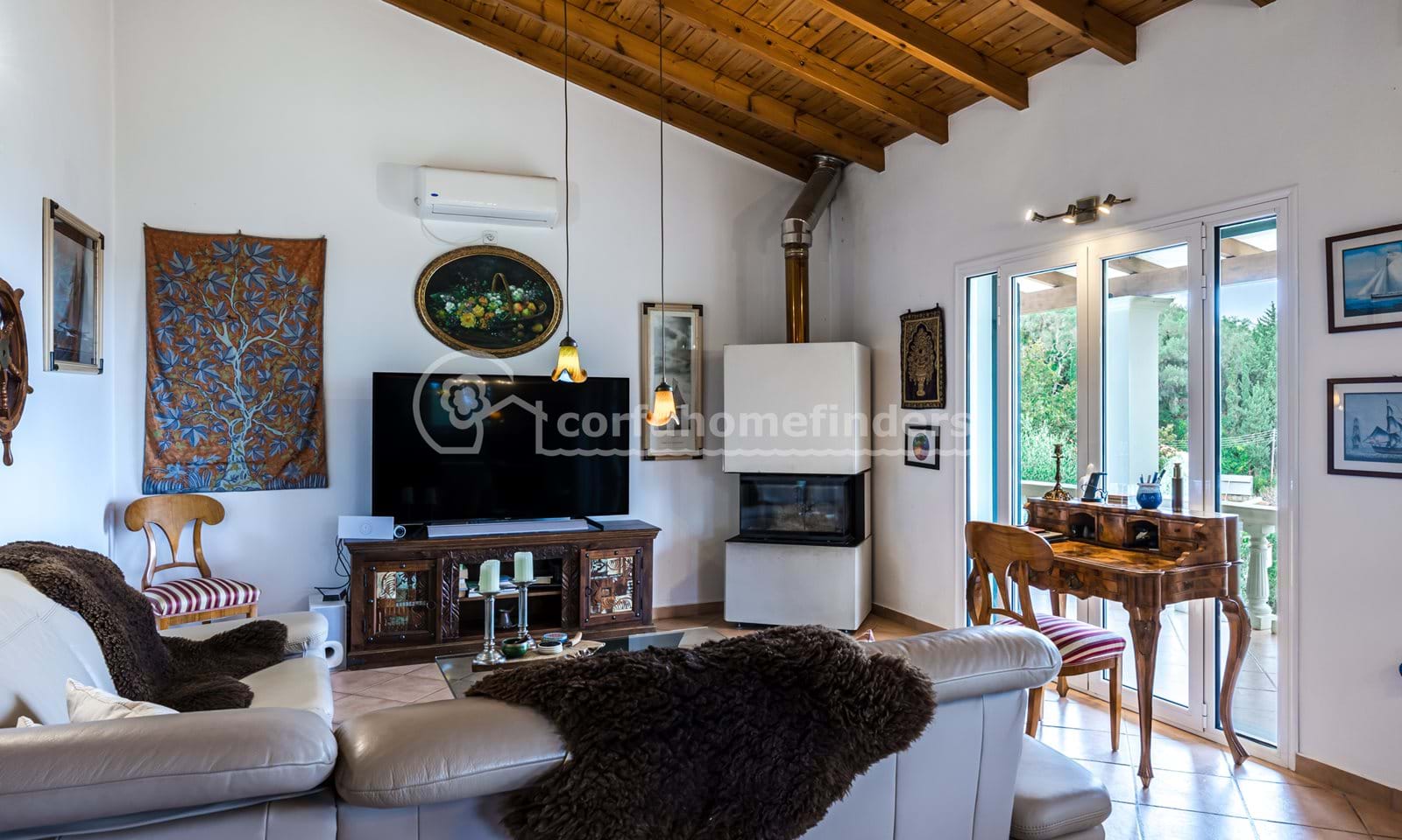 Listing photograph 11 of 23 of the house in Karousades, published by Corfu Home Finders.