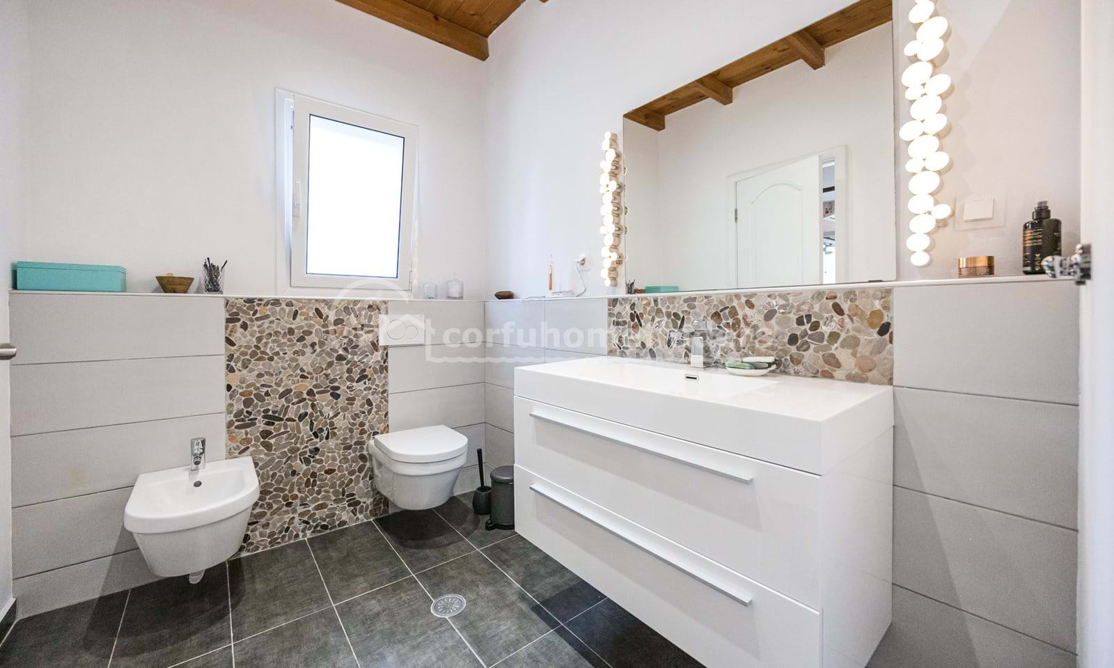 Listing photograph 18 of 23 of the house in Karousades, published by Corfu Home Finders.
