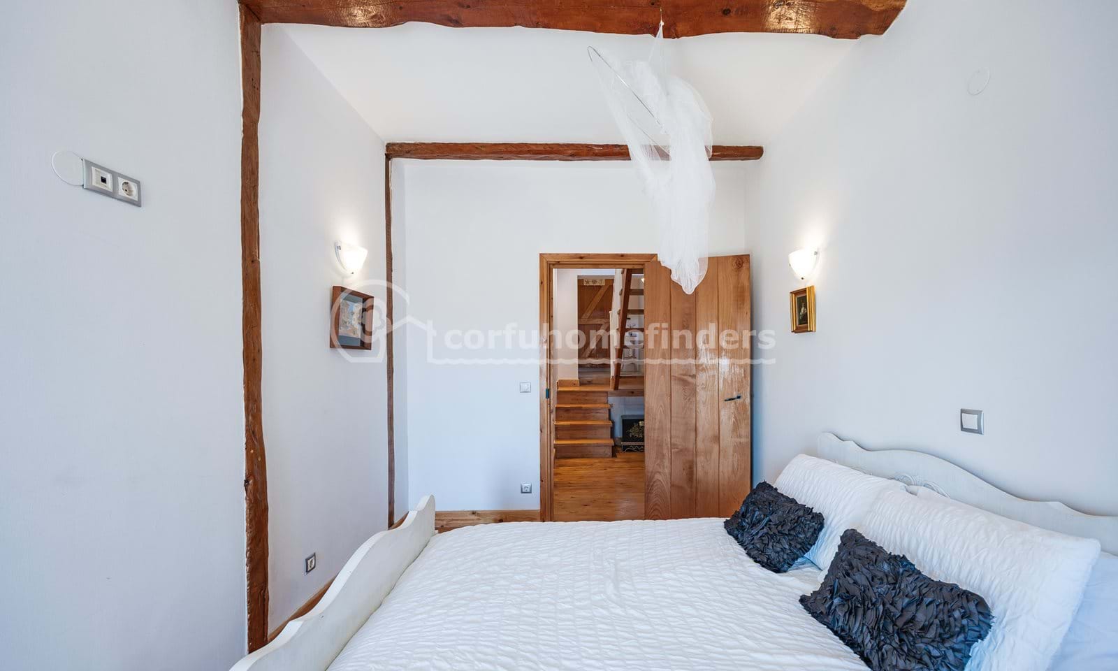Listing photograph 18 of 23 of the house in Rachtades, published by Corfu Home Finders.