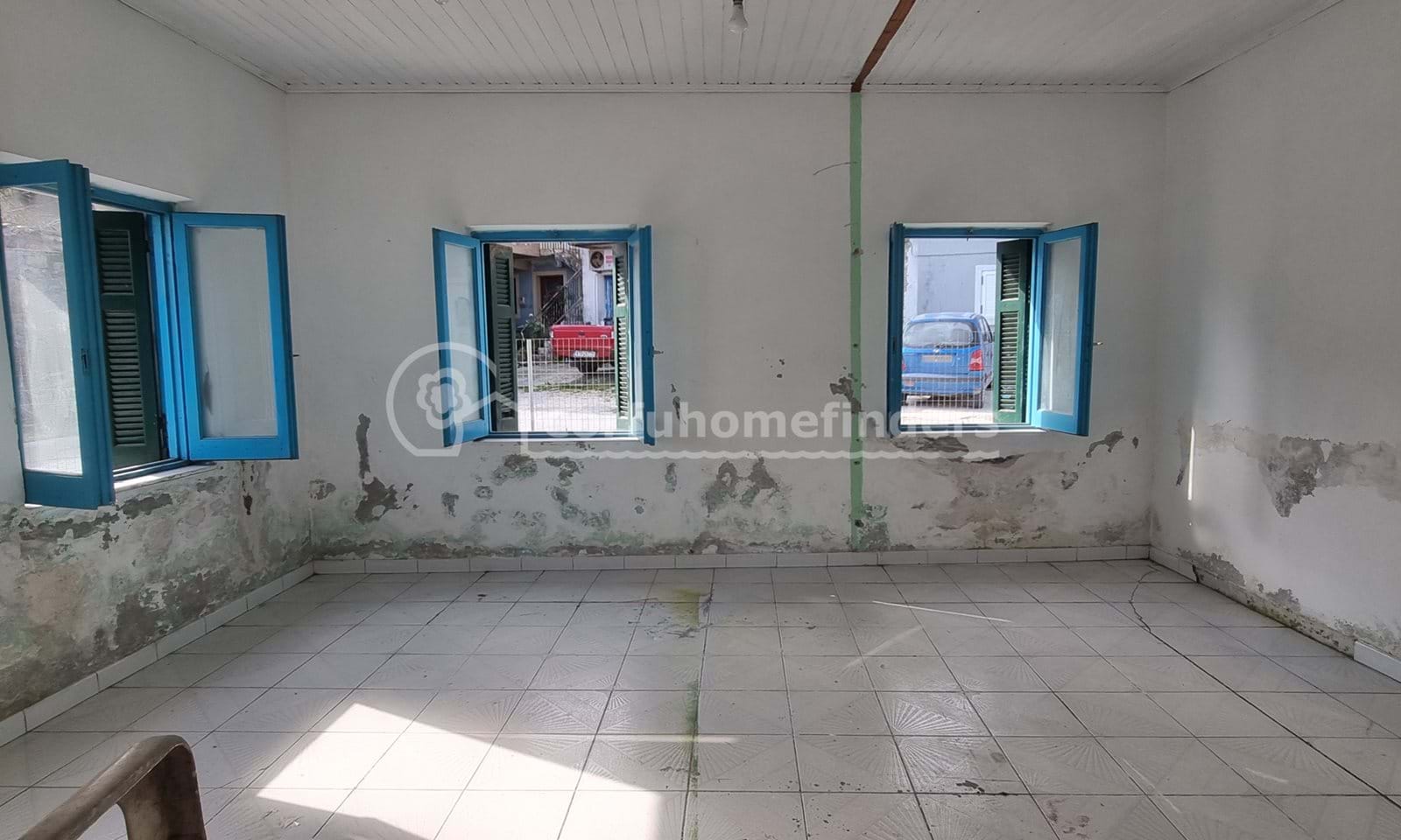 Listing photograph 4 of 13 of the house in Lefkimmi, published by Corfu Home Finders.