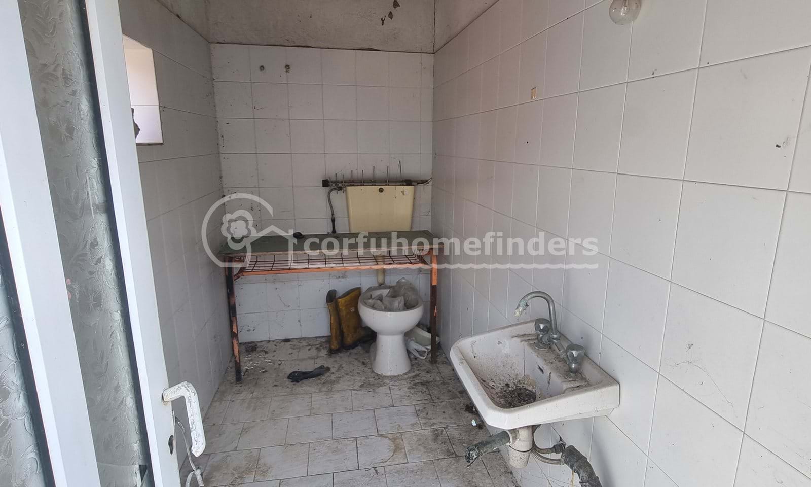 Listing photograph 9 of 13 of the house in Lefkimmi, published by Corfu Home Finders.
