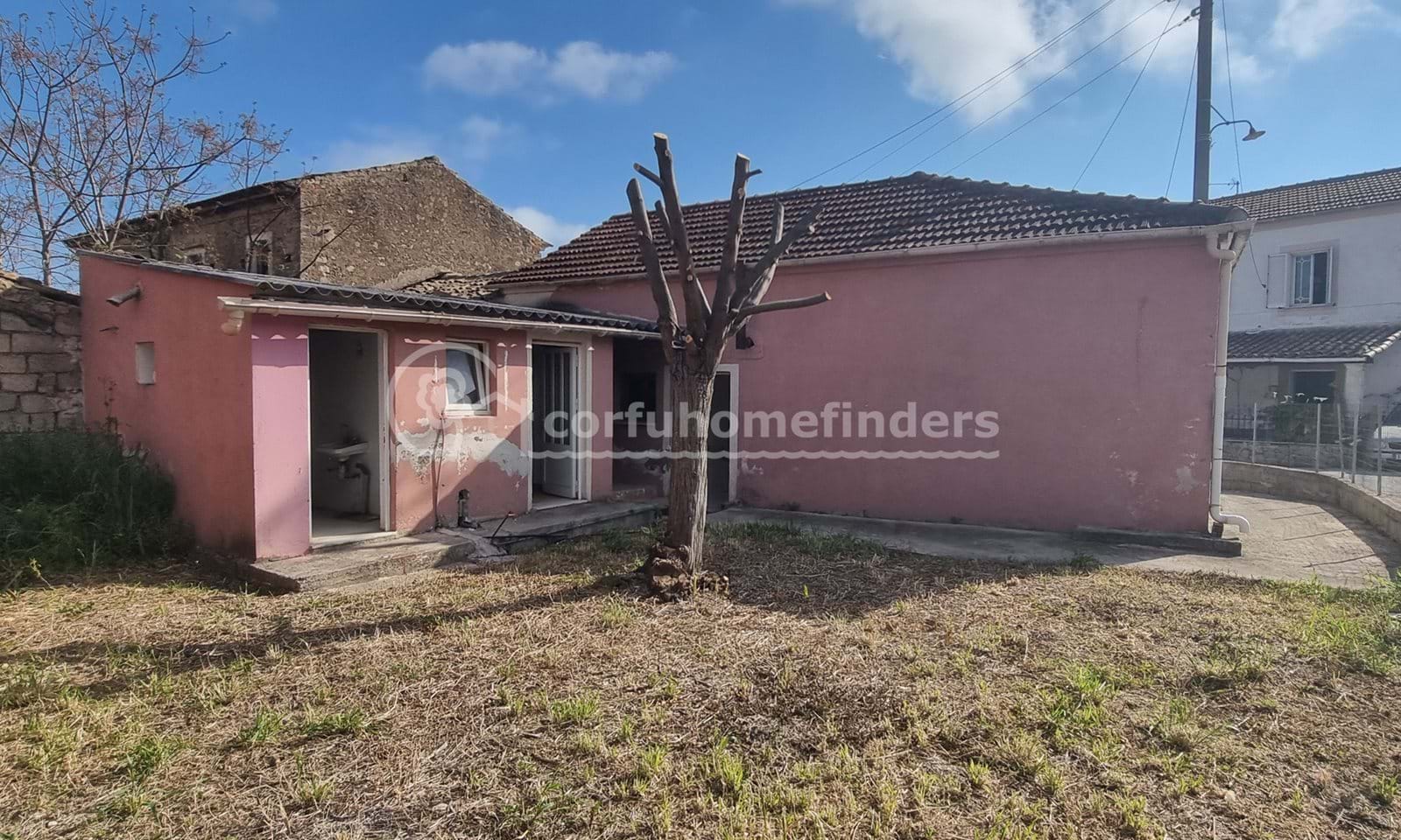 Listing photograph 8 of 13 of the house in Lefkimmi, published by Corfu Home Finders.