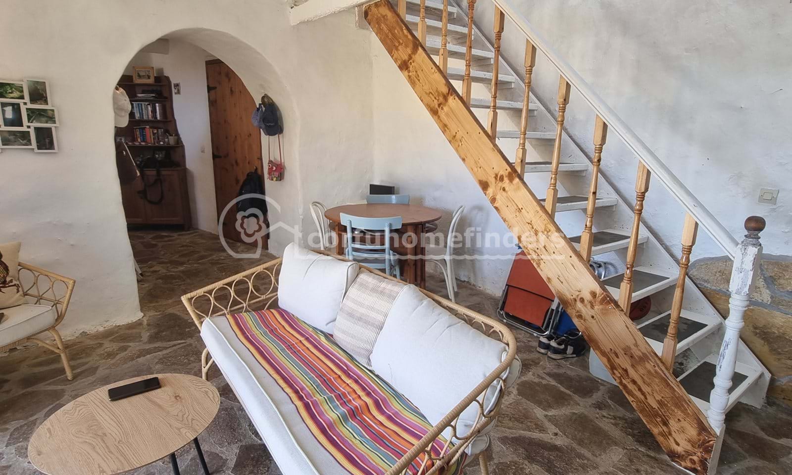 Listing photograph 11 of 15 of the house in Sinarades, published by Corfu Home Finders.