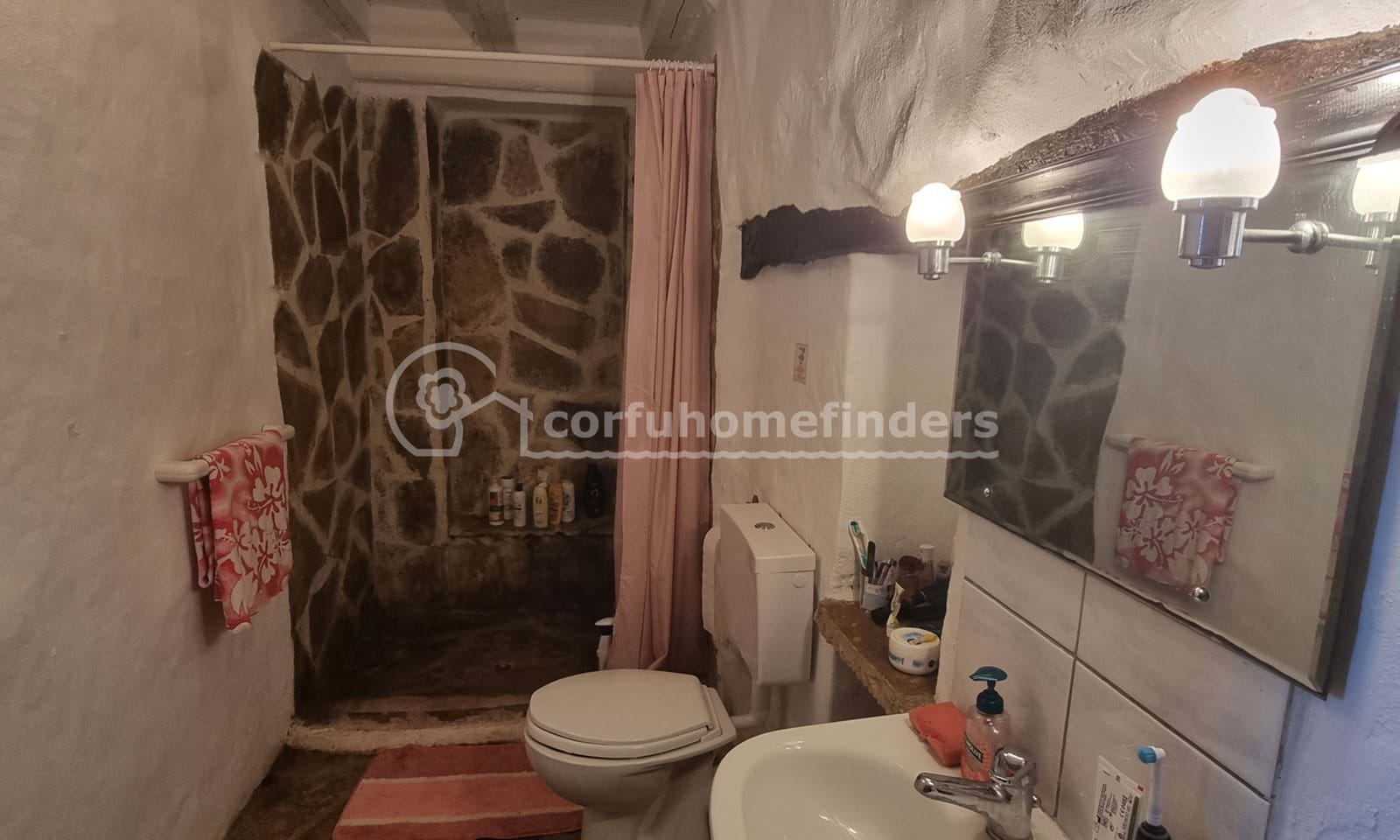 Listing photograph 8 of 15 of the house in Sinarades, published by Corfu Home Finders.