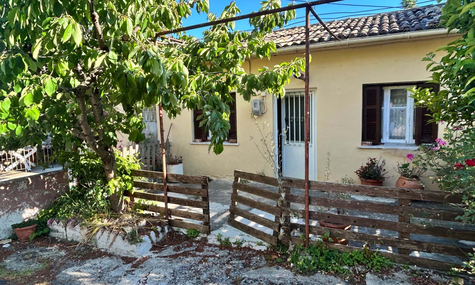 Listing photograph 2 of 15 of the apartment in Spartilas, published by Corfu Home Finders.