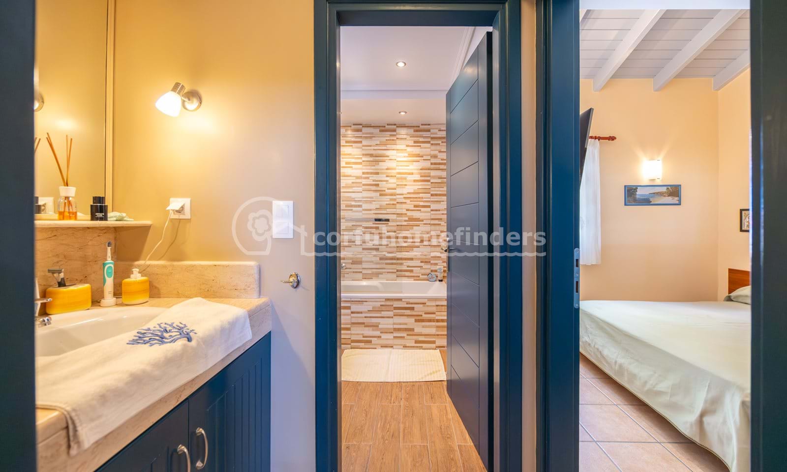 Listing photograph 5 of 24 of the apartment in Barbati, published by Corfu Home Finders.