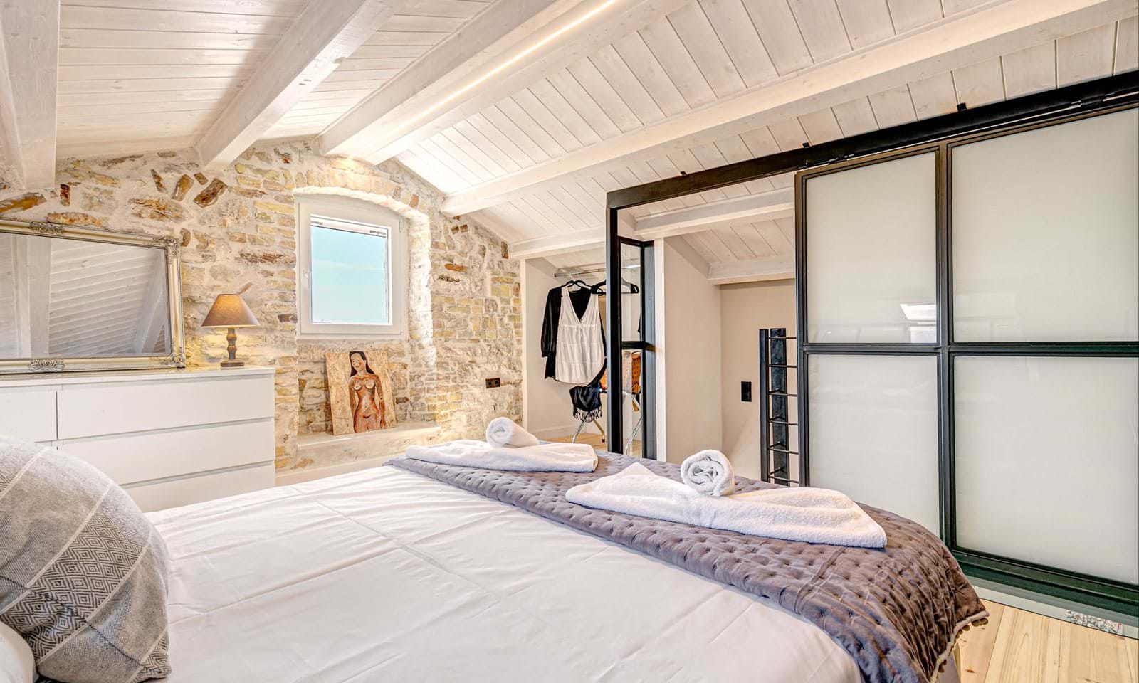 Listing photograph 12 of 28 of the apartment in Corfu Town, published by Corfu Home Finders.