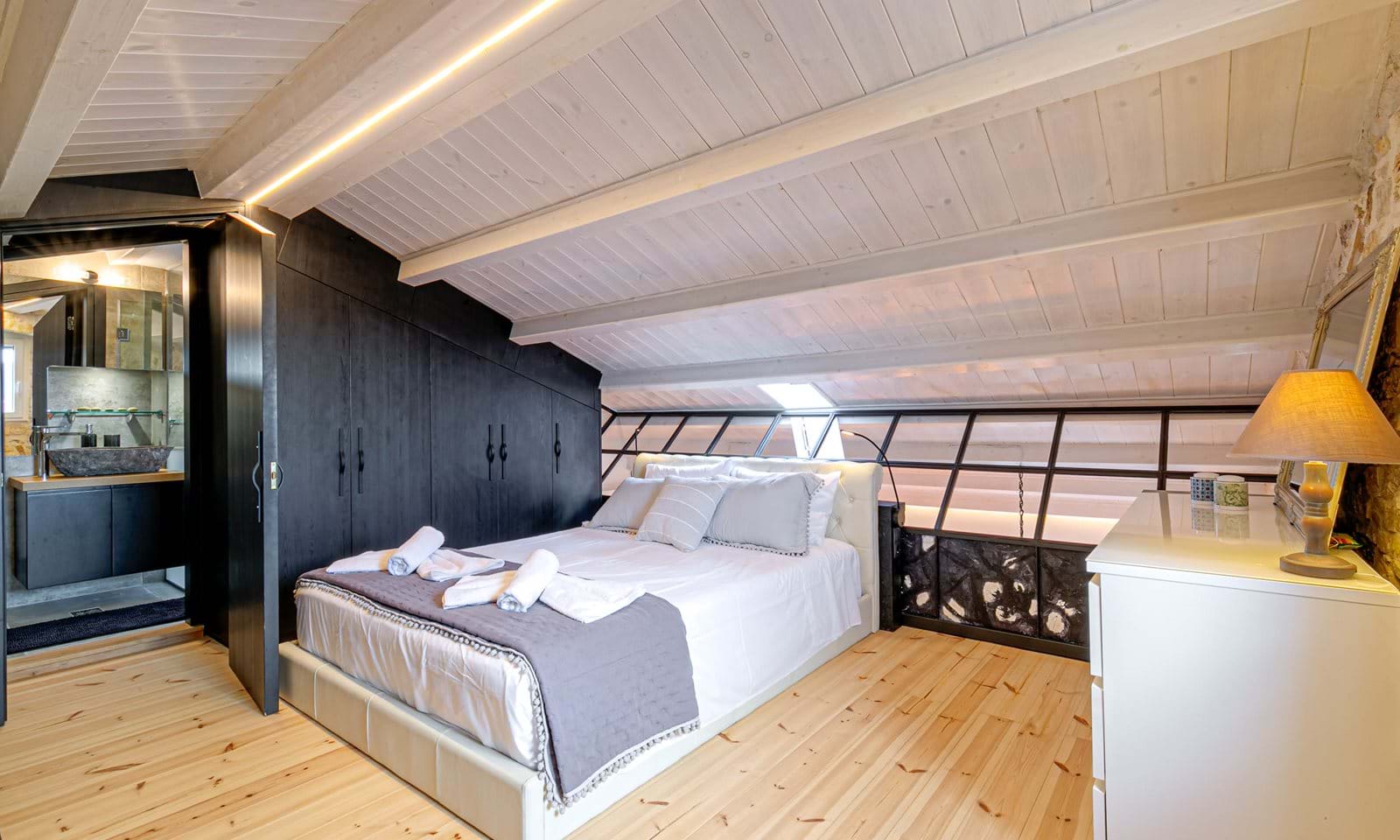 Listing photograph 8 of 28 of the apartment in Corfu Town, published by Corfu Home Finders.