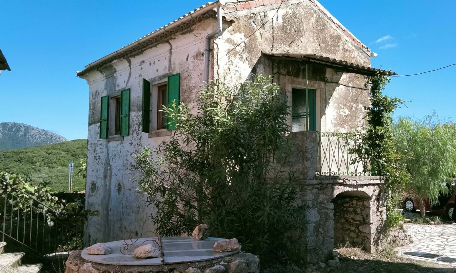 This picturesque two-storey building stands in its own little square within the good company of nice old neighbour houses. The thick stone walls make the house nice and cool in the summer months, and keeps the warmth during the winter. The present owners have refurbished the house with loving care - original elements like the doors and the ceiling and floors of cypress-wood have been preserved. A new roof was added in 2016. The property still needs work, allowing a feature owner to add their own touch to the house.